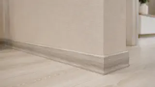 Аккуратная отделка стены и плинтуса