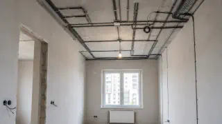 Инженерные линии на потолке квартиры